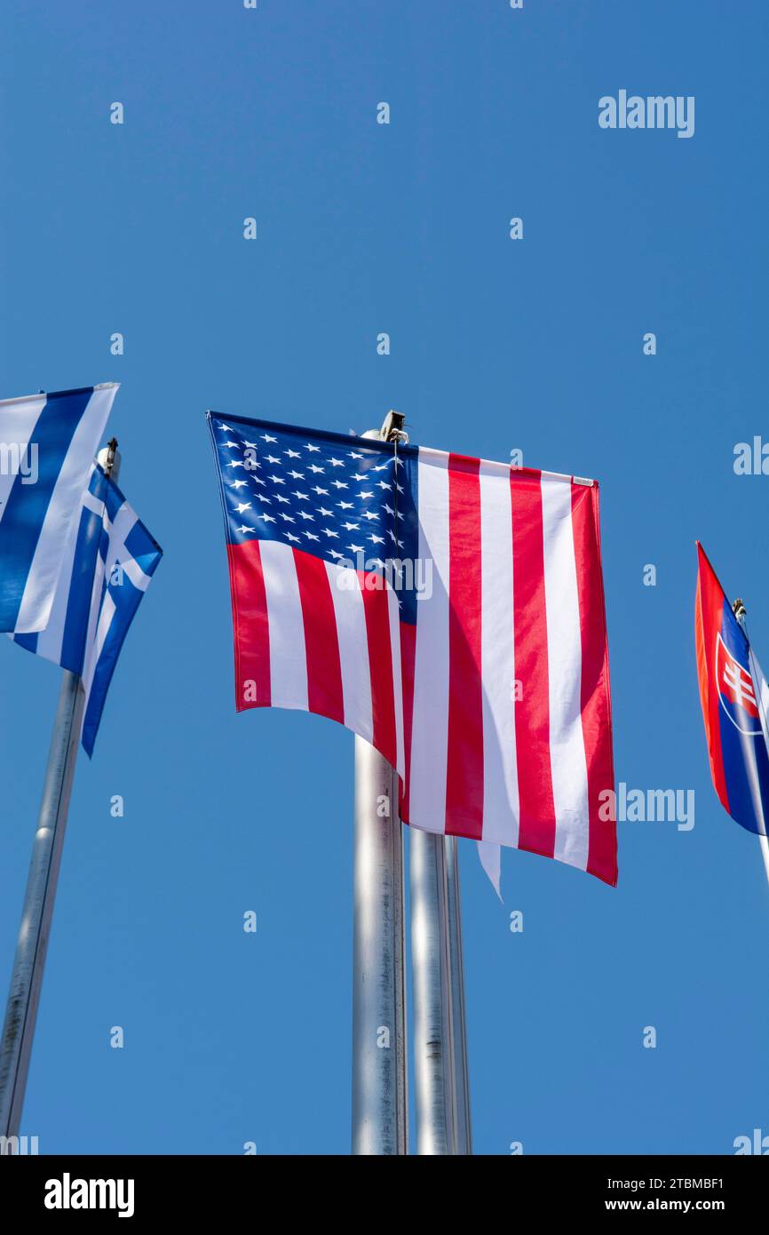 Zeile mit nationalen Flaggen. Weltflaggen Wehen Im Wind Stockfoto