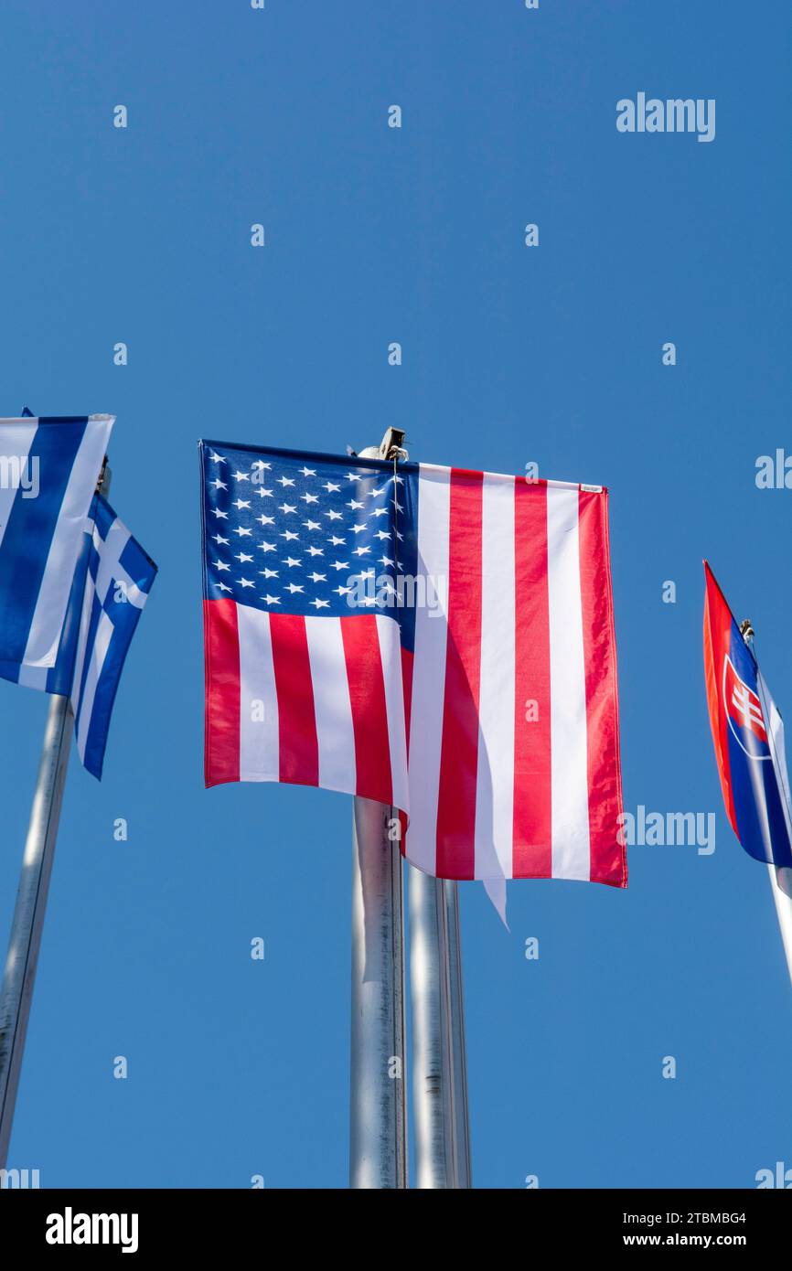 Zeile mit nationalen Flaggen. Weltflaggen Wehen Im Wind Stockfoto