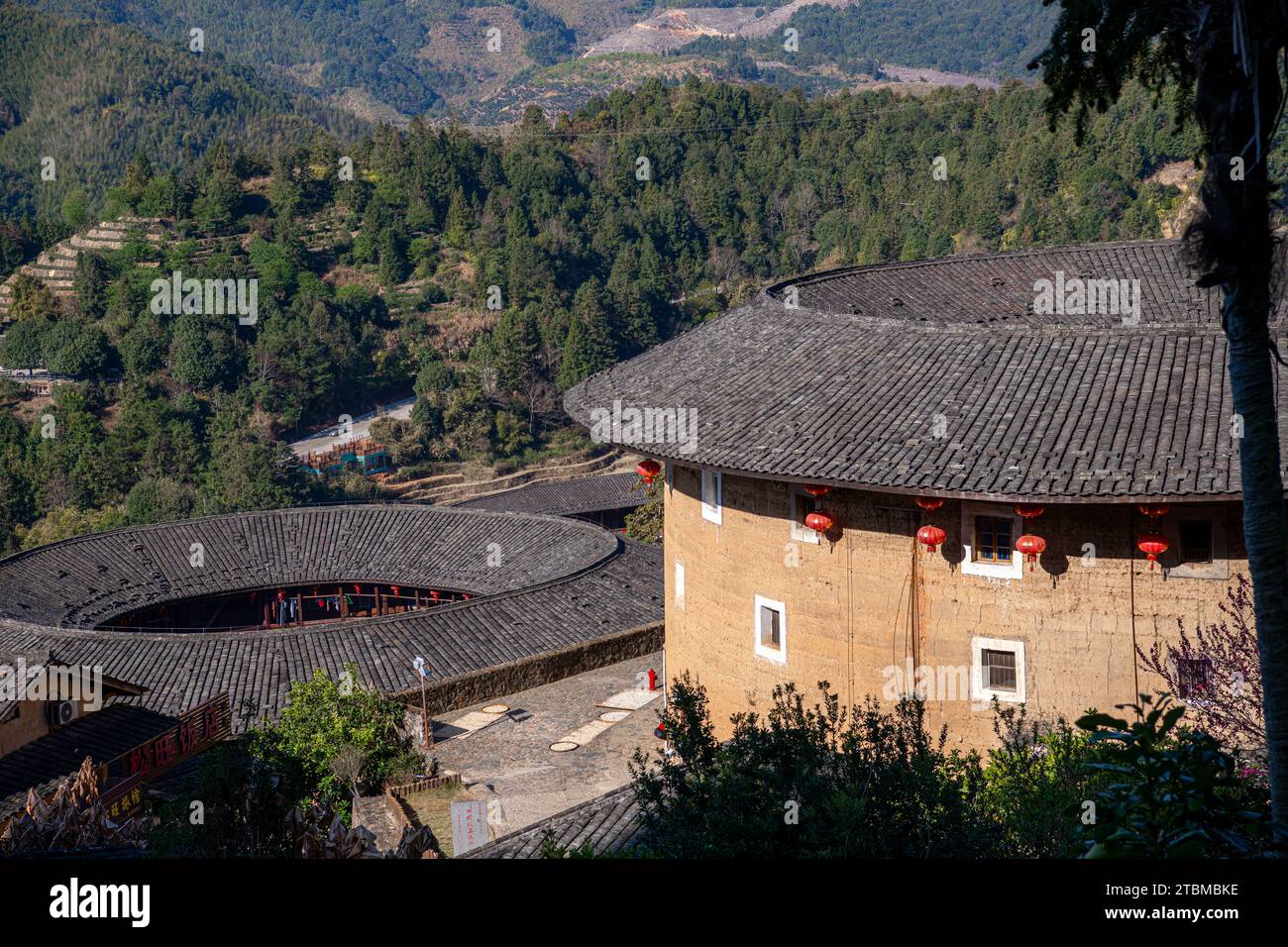 Nahaufnahme des Tulou-Gebäudes im Tianluokeng Tulou Cluster, Fujian, China. Blauer Himmel, traditionelle chinesische Laternen Stockfoto Nahaufnahme des Tulou-Gebäudes im Tianluokeng Tulou Cluster, Fujian, China. Blauer Himmel, traditionelle chinesische Laternen Stockfoto