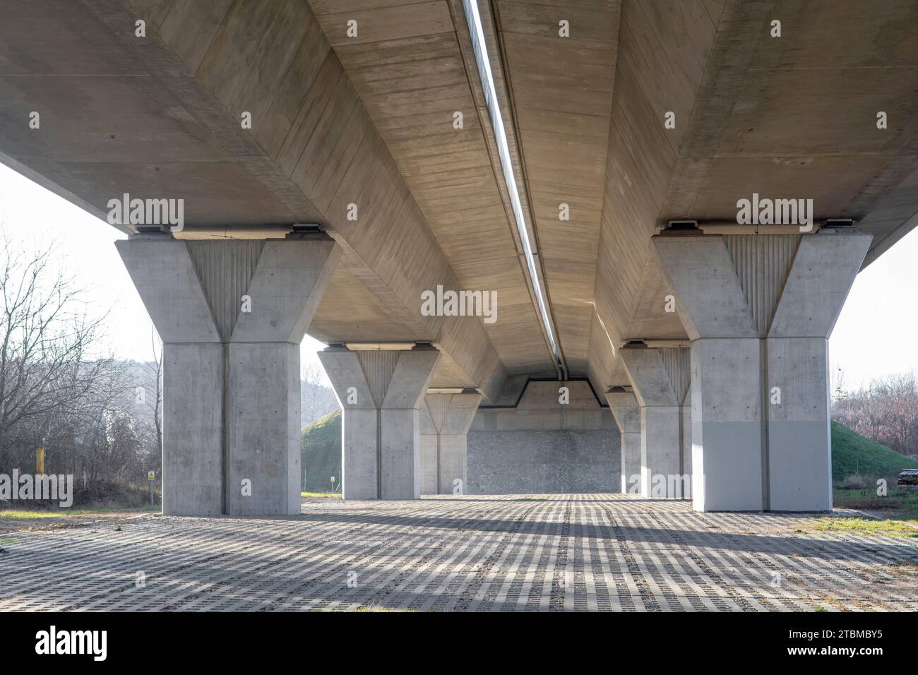 Fahrzeugüberführung auf Betonstützen. Überbrückung oder Überführung auf Betonmasten. Nitra. Slowakei Stockfoto