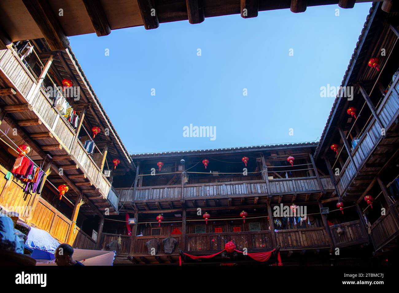20. FEBRUAR 2023, FUJIAN, CHINA: Bild im Inneren des quadratischen Daches Tulou, Fujian, China. Übersetzung aus dem chinesischen Erdgebäude. UNESCO Welt He Stockfoto 20. FEBRUAR 2023, FUJIAN, CHINA: Bild im Inneren des quadratischen Daches Tulou, Fujian, China. Übersetzung aus dem chinesischen Erdgebäude. UNESCO Welt He Stockfoto
