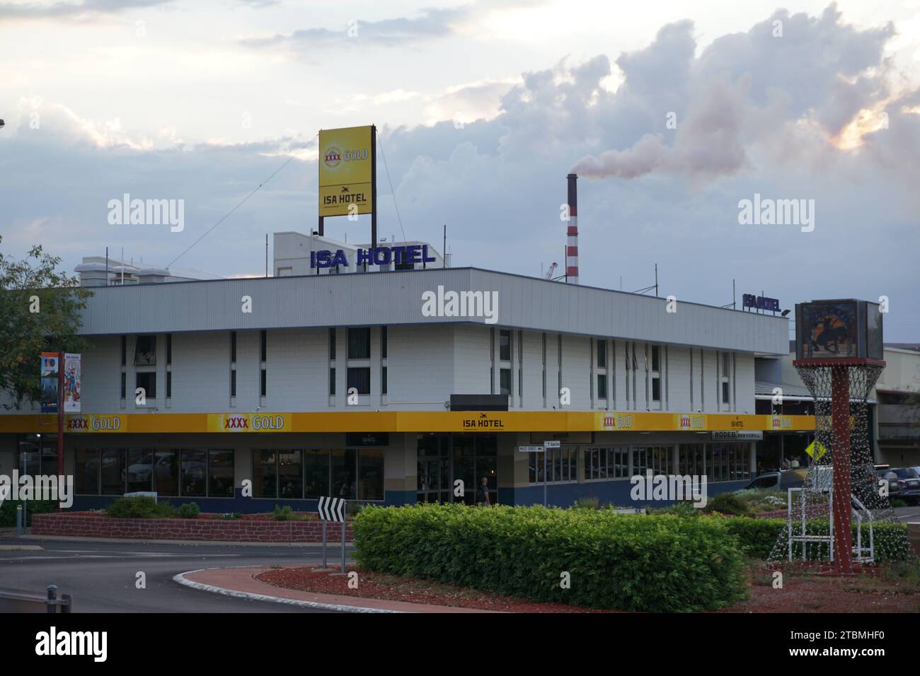 ISA Hotel and Rodeo Bar and Grill außen mit XXXX Gold Bier Werbung, Mount Isa, Queensland, Australien Stockfoto