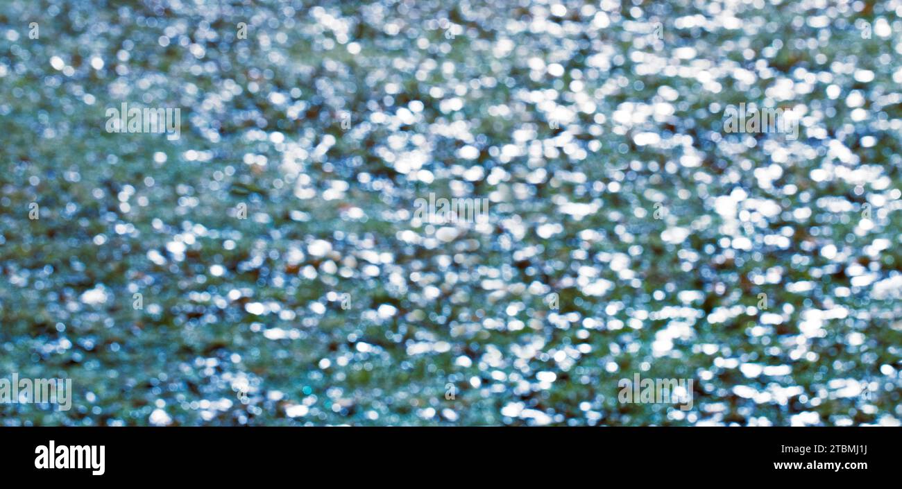 Lichtreflexionen auf der Wasseroberfläche, abstrakter Hintergrund, Grafische Elemente, Texturhintergrund, Österreich Stockfoto