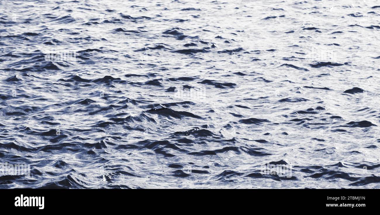 Blaue Wasseroberfläche mit kleinen Wellen, abstrakter Hintergrund, Grafische Elemente, Texturhintergrund, Österreich Stockfoto