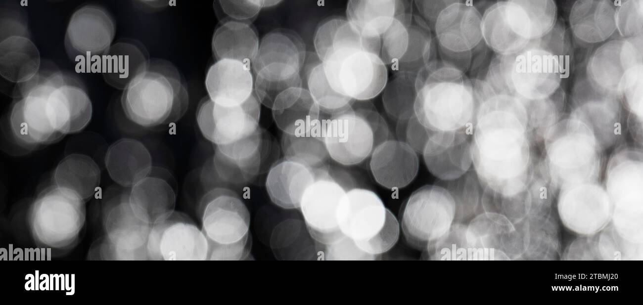 Schwarzweiß, Lichtreflexionen auf der Wasseroberfläche, abstrakter Hintergrund, Grafische Elemente, Texturhintergrund, Österreich Stockfoto