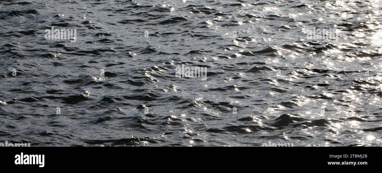 Graue Wasseroberfläche mit kleinen Wellen, abstrakter Hintergrund, Grafische Elemente, Texturhintergrund, Österreich Stockfoto