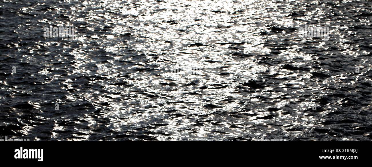 Glitzernde Wasseroberfläche mit kleinen Wellen, abstrakter Hintergrund, Grafische Elemente, Texturhintergrund, Österreich Stockfoto