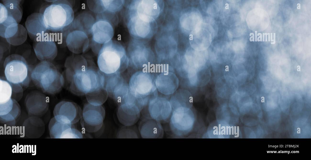 Blaue Lichtreflexionen auf der Wasseroberfläche, abstrakter Hintergrund, Grafische Elemente, Texturhintergrund, Österreich Stockfoto