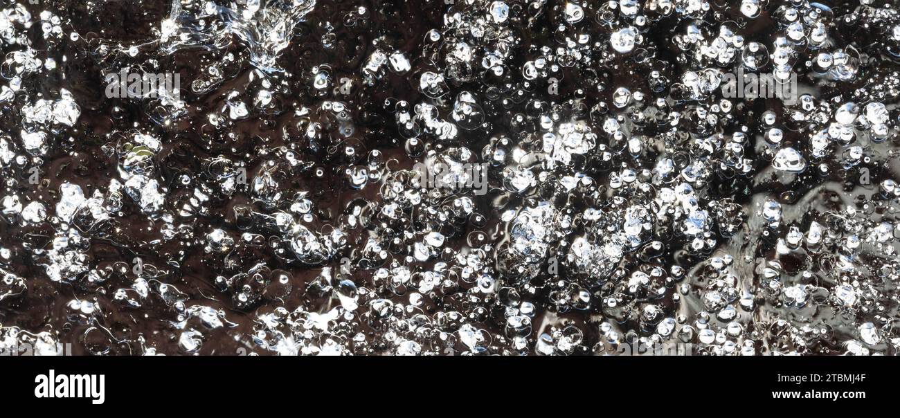Eisoberfläche, glitzernde, frostige Wasseroberfläche mit Luftblasen, abstrakter Hintergrund, Grafische Elemente, Texturhintergrund, Österreich Stockfoto