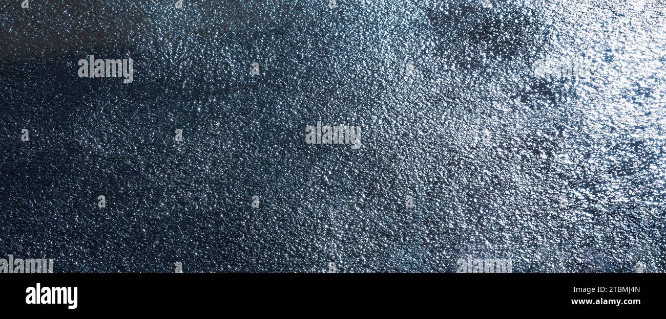Eisoberfläche, glitzernde, frostige Wasseroberfläche, abstrakter Hintergrund, Grafische Elemente, Texturhintergrund, Österreich Stockfoto