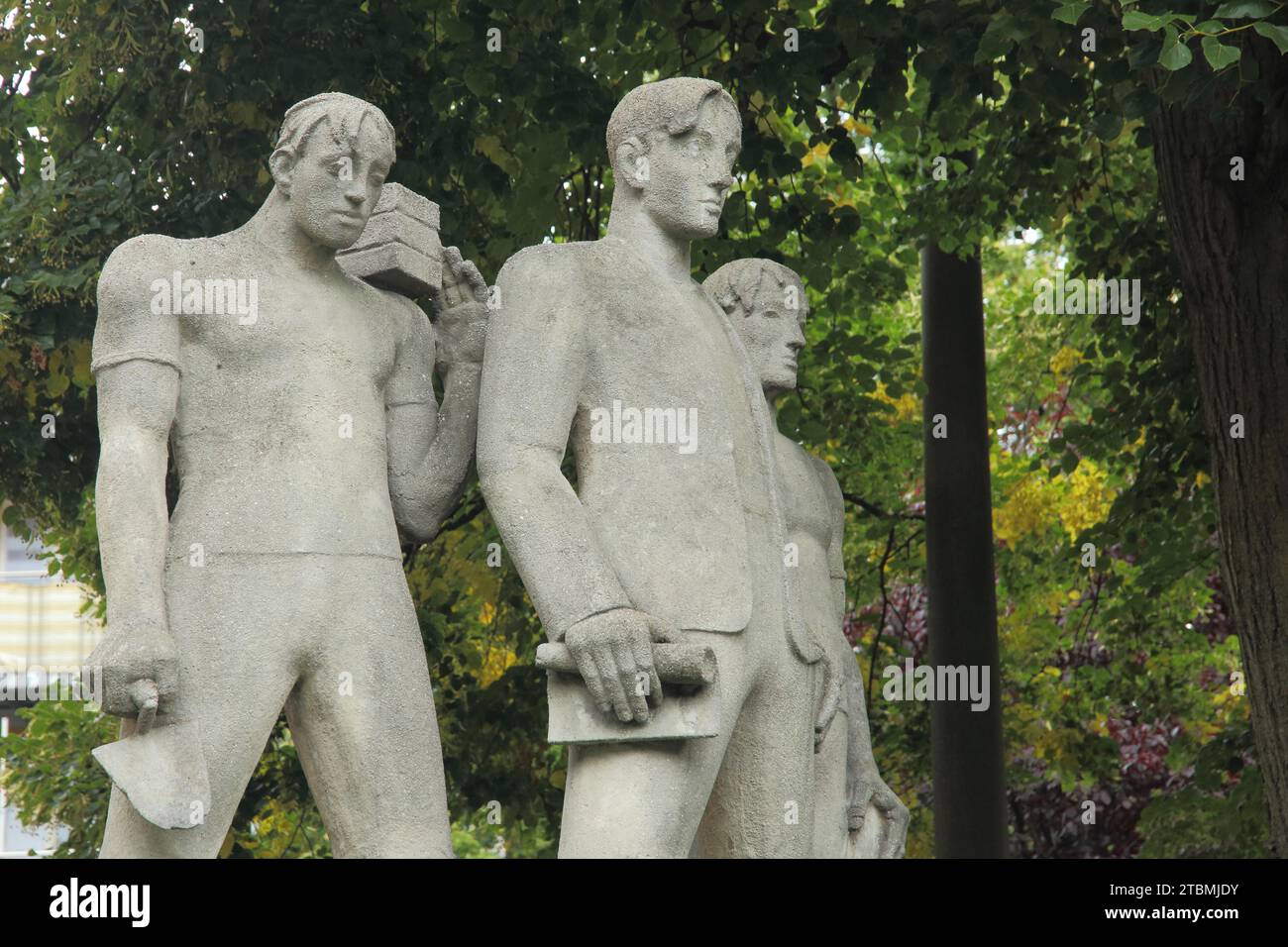 Skulptur Bauarbeiter Denkmal von Carl Wilhelm Bierbrauer 1924, Figuren, drei, Kelle, Arbeiter, Maurer, Bauarbeiter, Ziegel Stockfoto