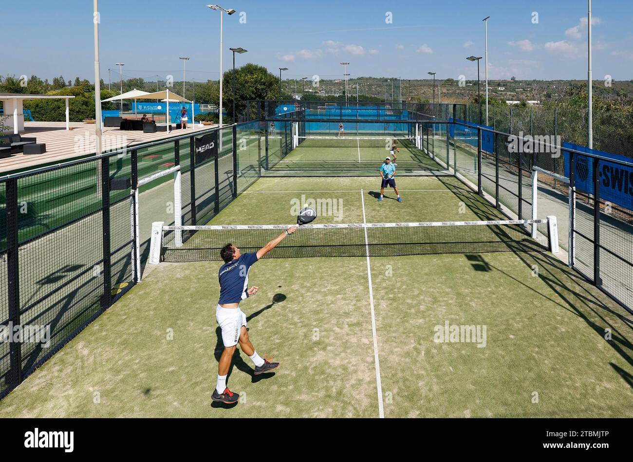 Zwei Maenner spielen Padel im Club Robinson, Ugento, Apulien, Italien Stockfoto