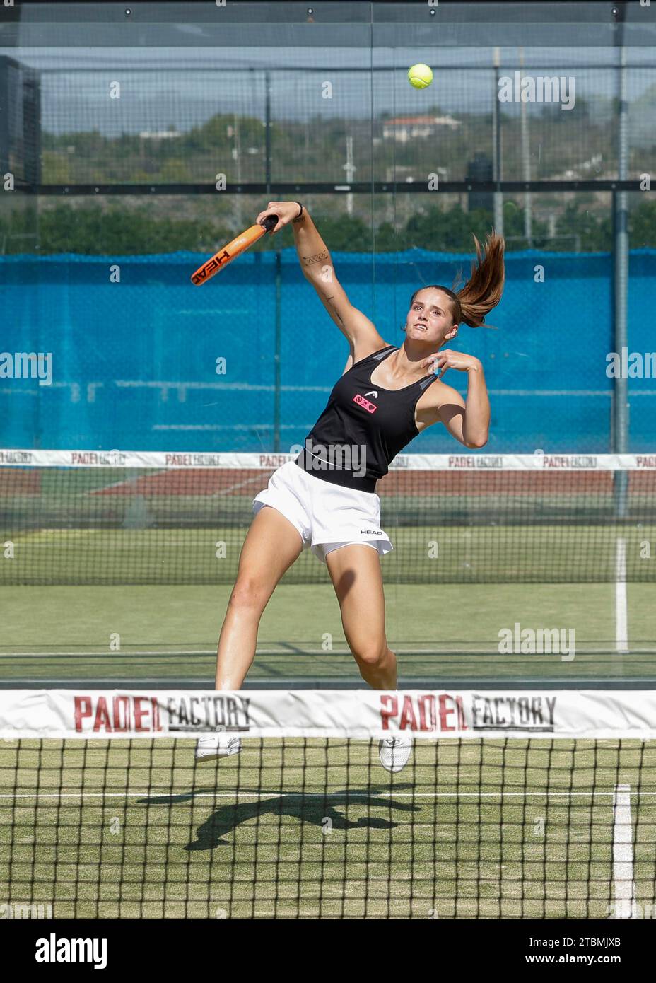 Junge Frau beim Padel-Tennis im Club Robinson in Ugento, Apulien, Italien Stockfoto