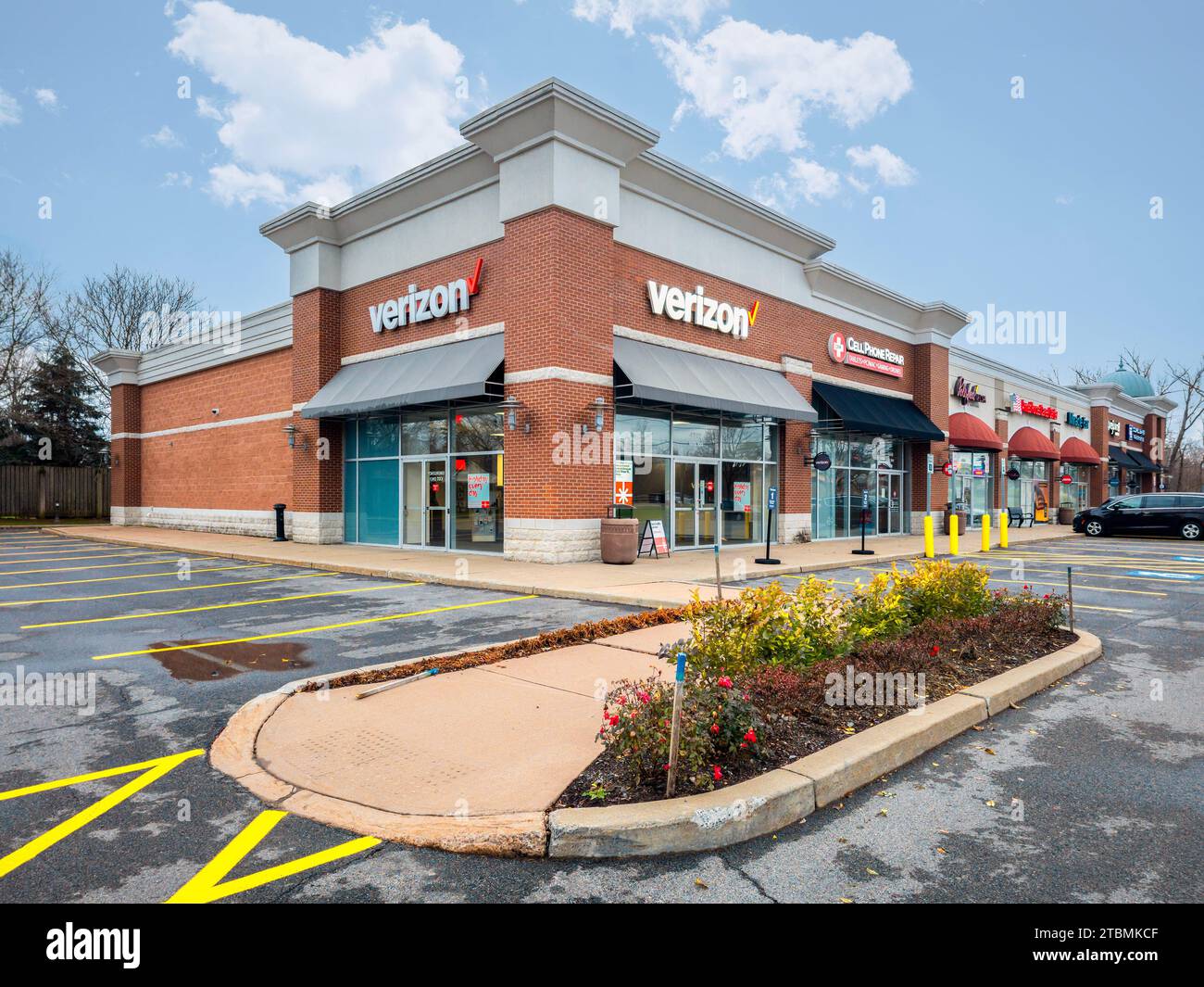 New Hartford, New York – 23. November 2023: Verizon Storefront ist ein führendes US-amerikanisches Telekommunikationsunternehmen, das verschiedene Mobilfunkpläne mit 5G-Netzabdeckung acr anbietet Stockfoto