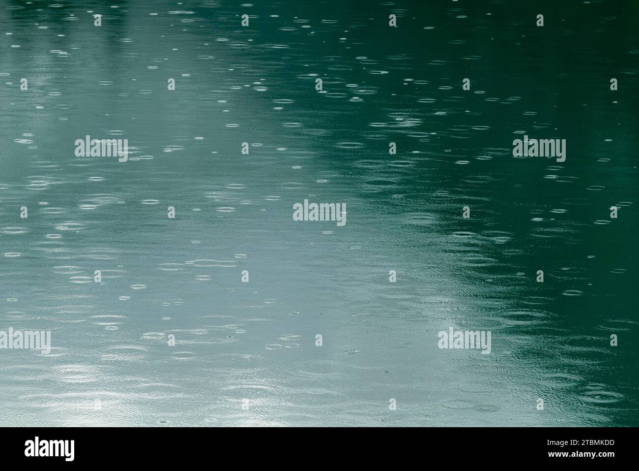 Regentropfen auf smaragdgrünem Stausee, Stillup Stausee, Stilluptal, Mayrhofen, Hochgebirge Naturpark Zillertaler Alpen, Lichtreflexe Stockfoto