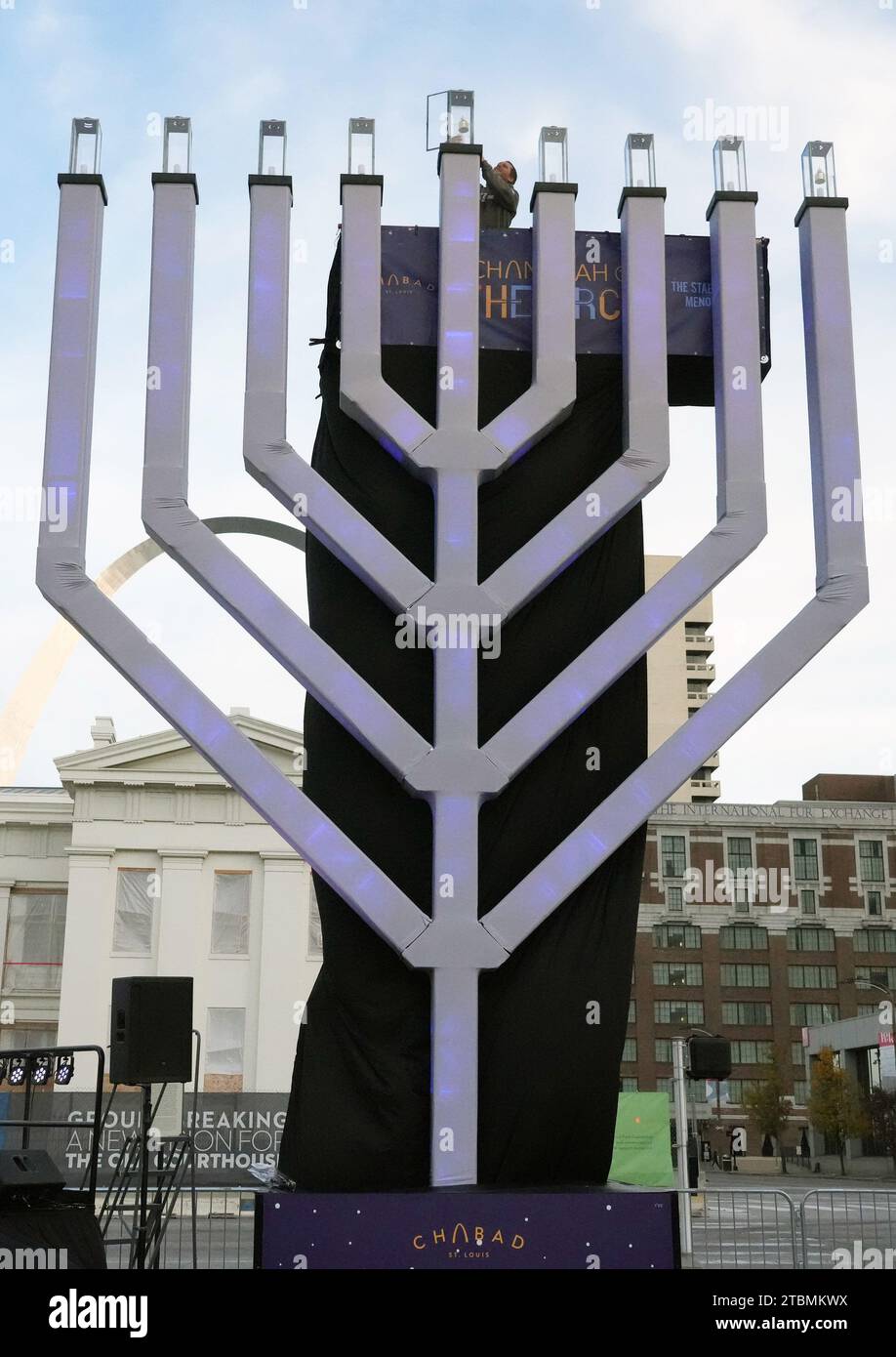 St. Louis, Usa. Dezember 2023. Arbeiter Donnie Browser bereitet eine übergroße Menora für die Beleuchtung der ersten Nacht von Chanukah in St. Louis am Donnerstag, 7. Dezember 2023. Die Chanukah Menorah wird in den nächsten acht Nächten beleuchtet und endet am Freitag, dem 15. Dezember 2023. Die 30 Meter hohe Menora ist die größte westlich des Mississippi. Foto: Bill Greenblatt/UPI Credit: UPI/Alamy Live News Stockfoto