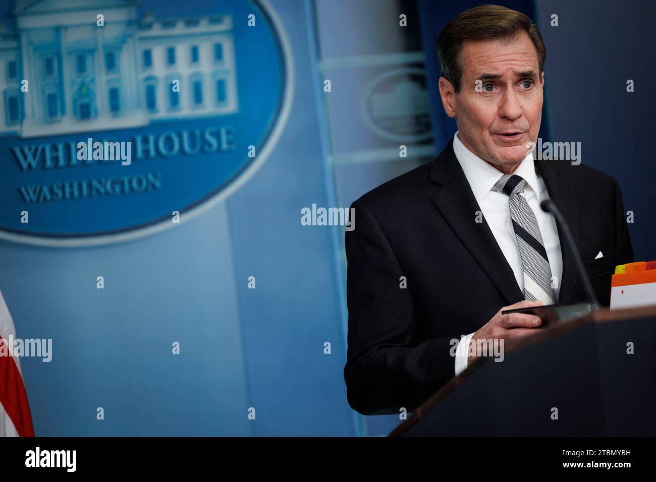 Washington, Usa. Dezember 2023. John Kirby, Koordinator des nationalen sicherheitsrats, spricht während einer Pressekonferenz im James S. Brady Press Briefing Room im Weißen Haus in Washington, DC, USA, am Donnerstag, den 7. Dezember, 2023. die Regierung von Präsident Biden sagt, sie habe die Befugnis, bestimmte Patente von Medikamenten zu beschlagnahmen und sie an andere Hersteller zu lizenzieren, um die Preise zu senken, was darauf abzielt, die Amerikaner zu ansprechen, die mit hohen Gesundheitskosten zu kämpfen haben. Foto: Ting Shen/Pool/ABACAPRESS.COM Credit: Abaca Press/Alamy Live News Stockfoto