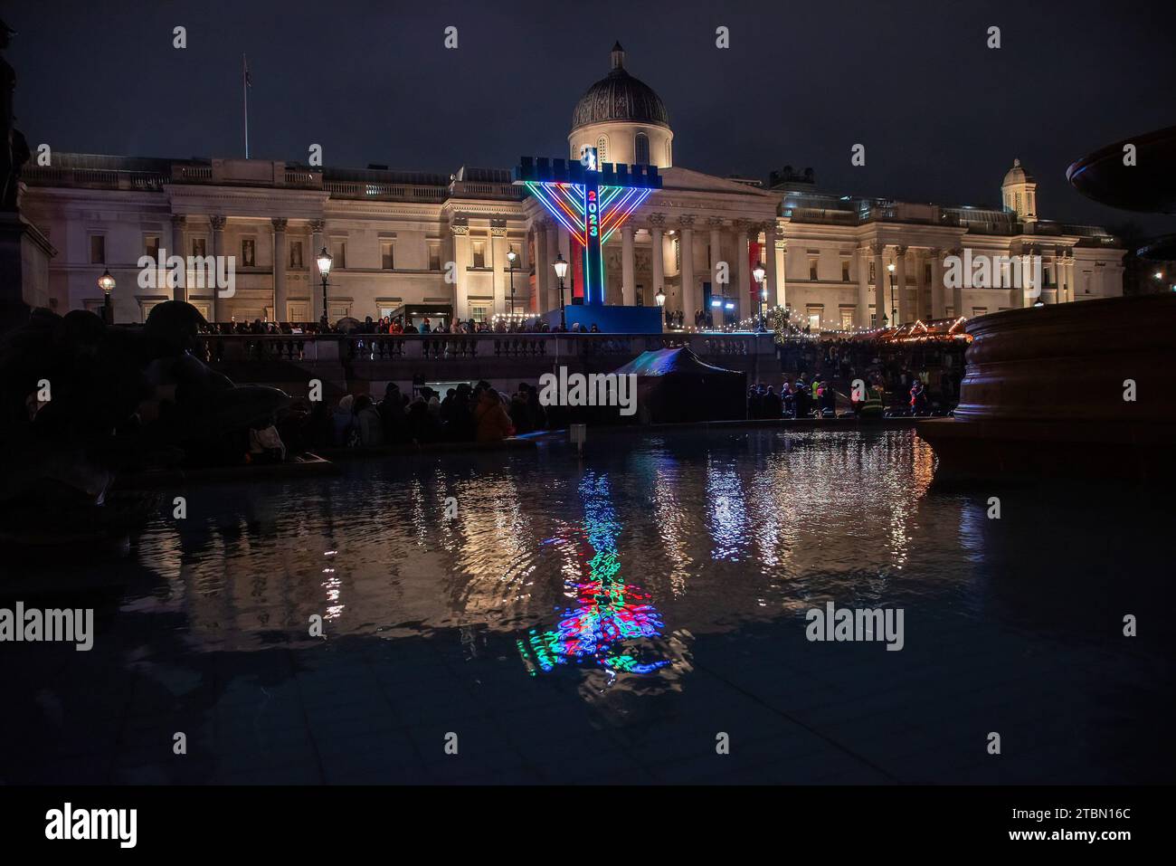 London, Großbritannien. Dezember 2023. Hanukkah Menora oder Hanukkiah steht vor der National Gallery in London. Hanukkah ist ein jüdisches Festival. Es dauert acht Tage ab dem 25. Tag von Kislev (im Dezember) und feiert die Wiederweihung des Tempels im Jahr 165 v. Chr. durch die Makkabäer nach seiner Entweihung durch die Syrer. Sie ist gekennzeichnet durch die Hanukkah Menorah. Quelle: SOPA Images Limited/Alamy Live News Stockfoto