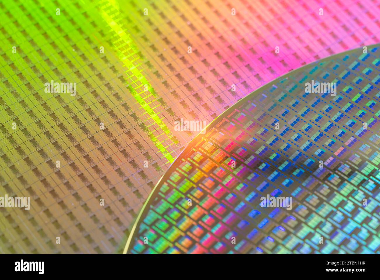 Hintergrund von Silizium-Wafer-Halbleitern mit Neonfarbe, integrierten Schaltungen zur Herstellung von CPU und GPU Stockfoto