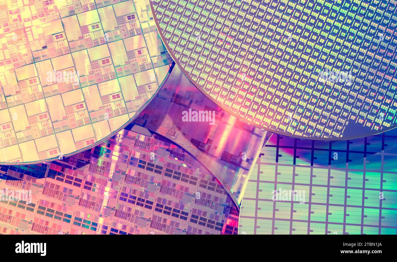 Hintergrund von Silizium-Wafer-Halbleitern mit Neonfarbe, integrierten Schaltungen zur Herstellung von CPU und GPU Stockfoto