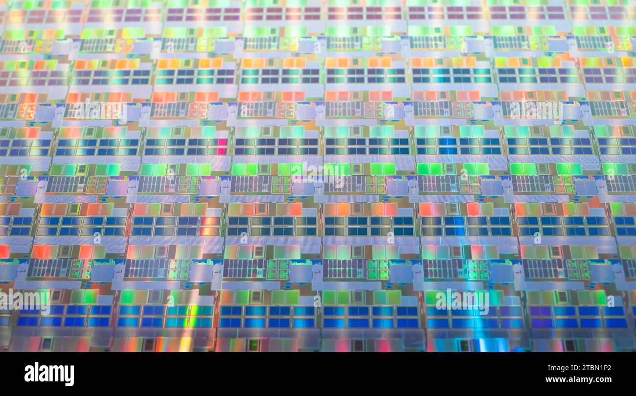 Hintergrund von Silizium-Wafer-Halbleitern mit Neonfarbe, integrierten Schaltungen zur Herstellung von CPU und GPU Stockfoto
