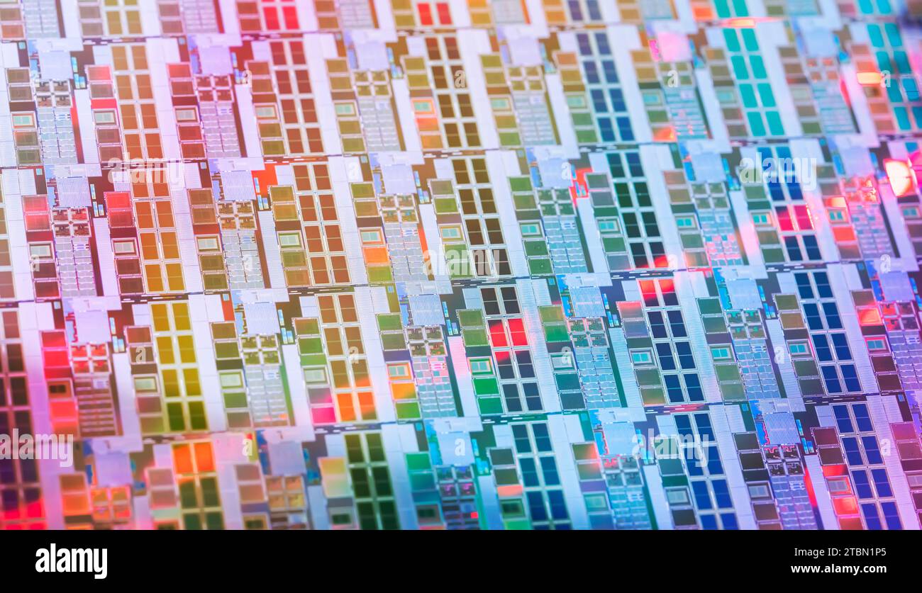 Hintergrund von Silizium-Wafer-Halbleitern mit Neonfarbe, integrierten Schaltungen zur Herstellung von CPU und GPU Stockfoto