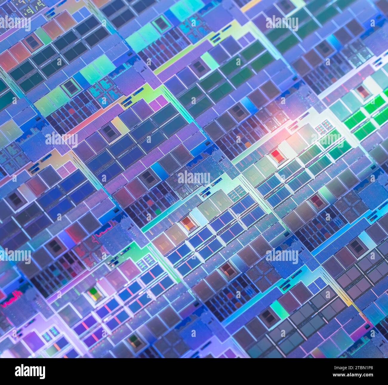 Hintergrund von Silizium-Wafer-Halbleitern mit Neonfarbe, integrierten Schaltungen zur Herstellung von CPU und GPU Stockfoto