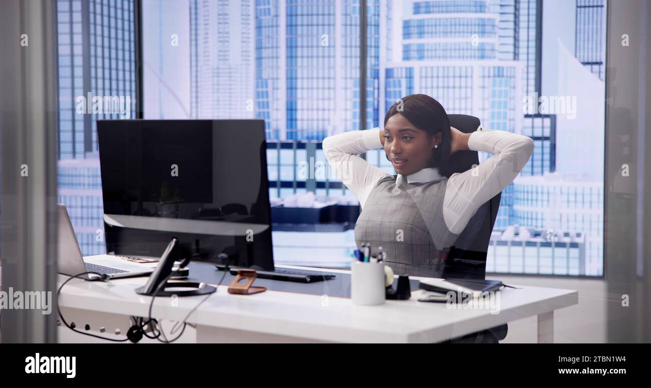Entspannen und atmen Sie im Freien: African Office Window Serenity Stockfoto