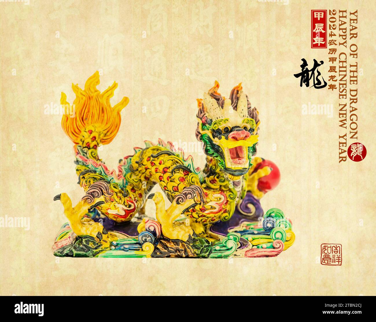 Tradition Chinesischer goldener Drache, Statue, 2024 ist das Jahr des Drachen, chinesische Schriftzeichen Übersetzung: 'drache'. Rechtes Wort und Siegel bedeuten: Chinesischer Kalender Stockfoto