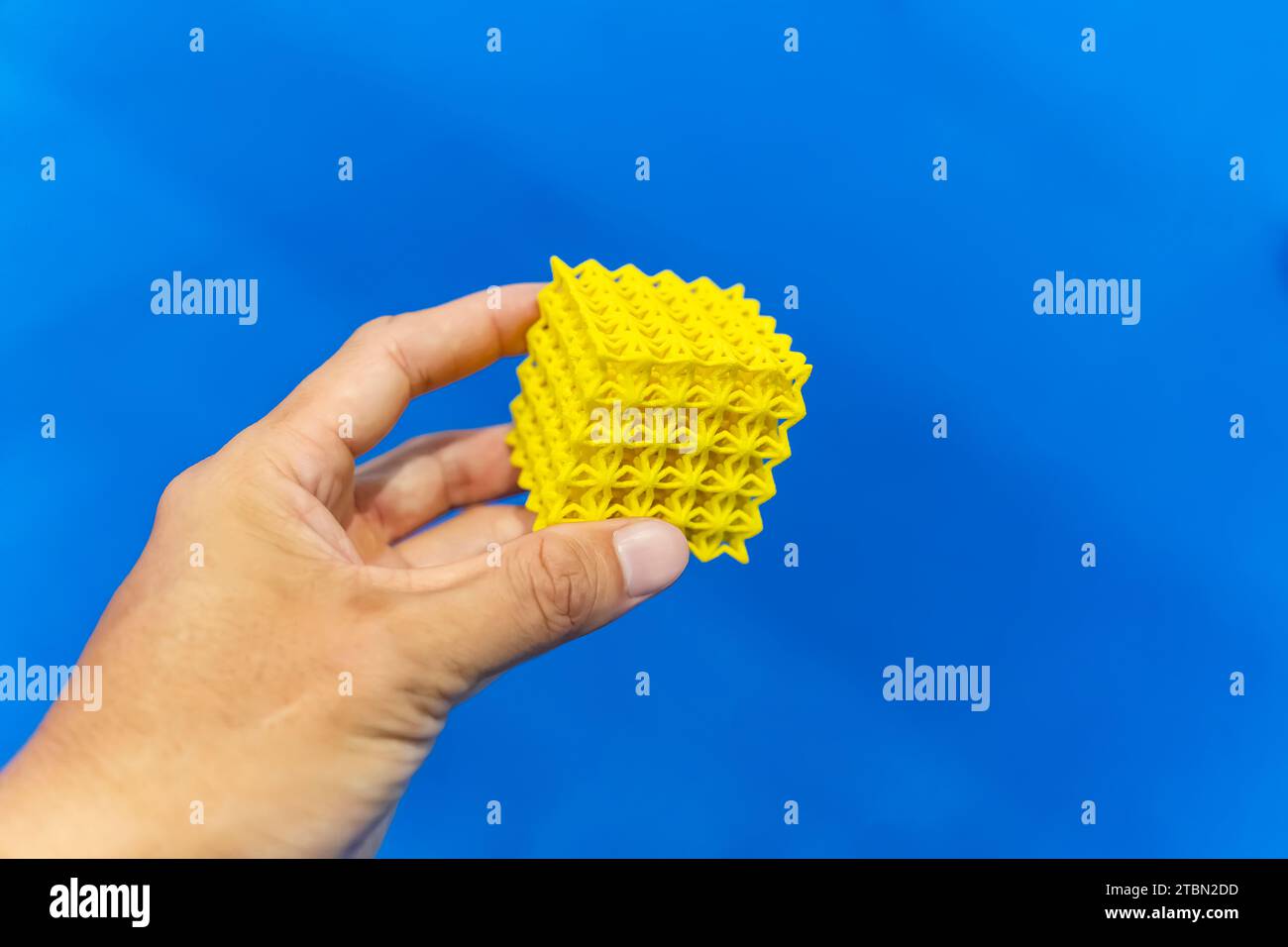 Hand mit Objekt auf 3D-Drucker Nahaufnahme gedruckt. Stockfoto