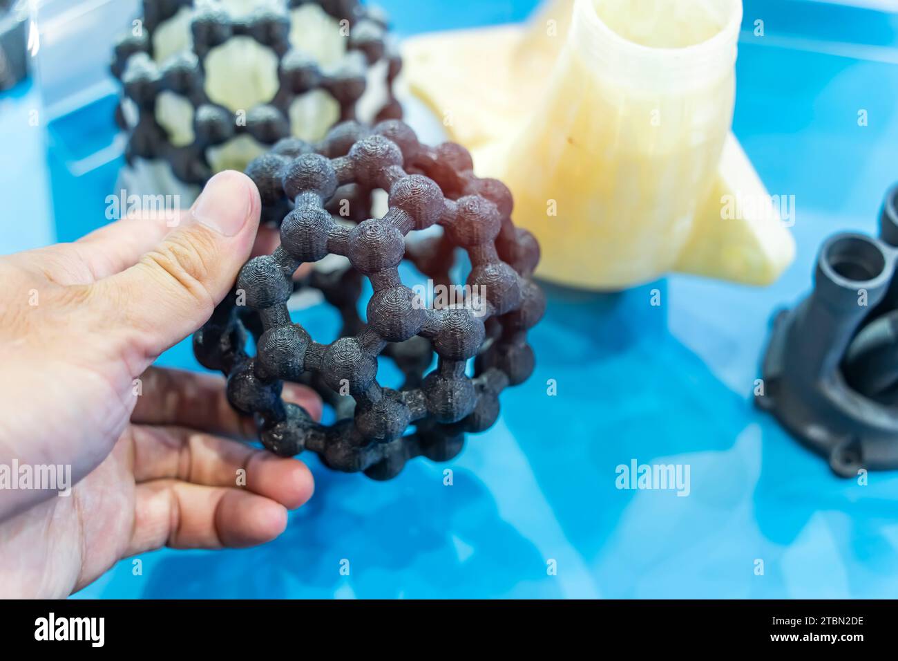 Hand mit Objekt auf 3D-Drucker Nahaufnahme gedruckt. Stockfoto