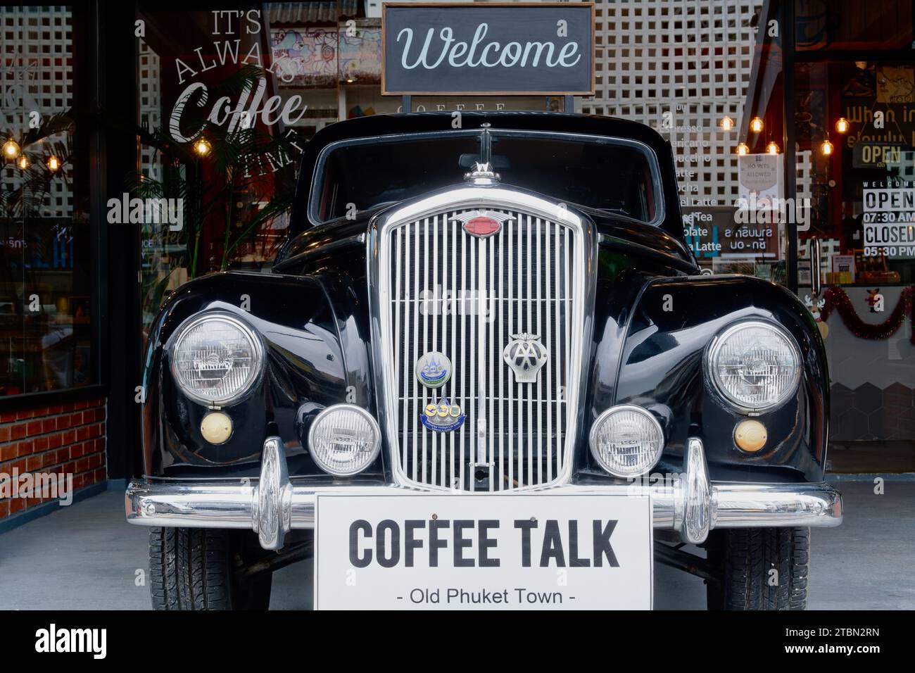 Ein alter, schwarzer Rolls Royce vor dem Coffee Talk Cafe in der Ratsada Road in der Altstadt von Phuket, Phuket, Thailand Stockfoto