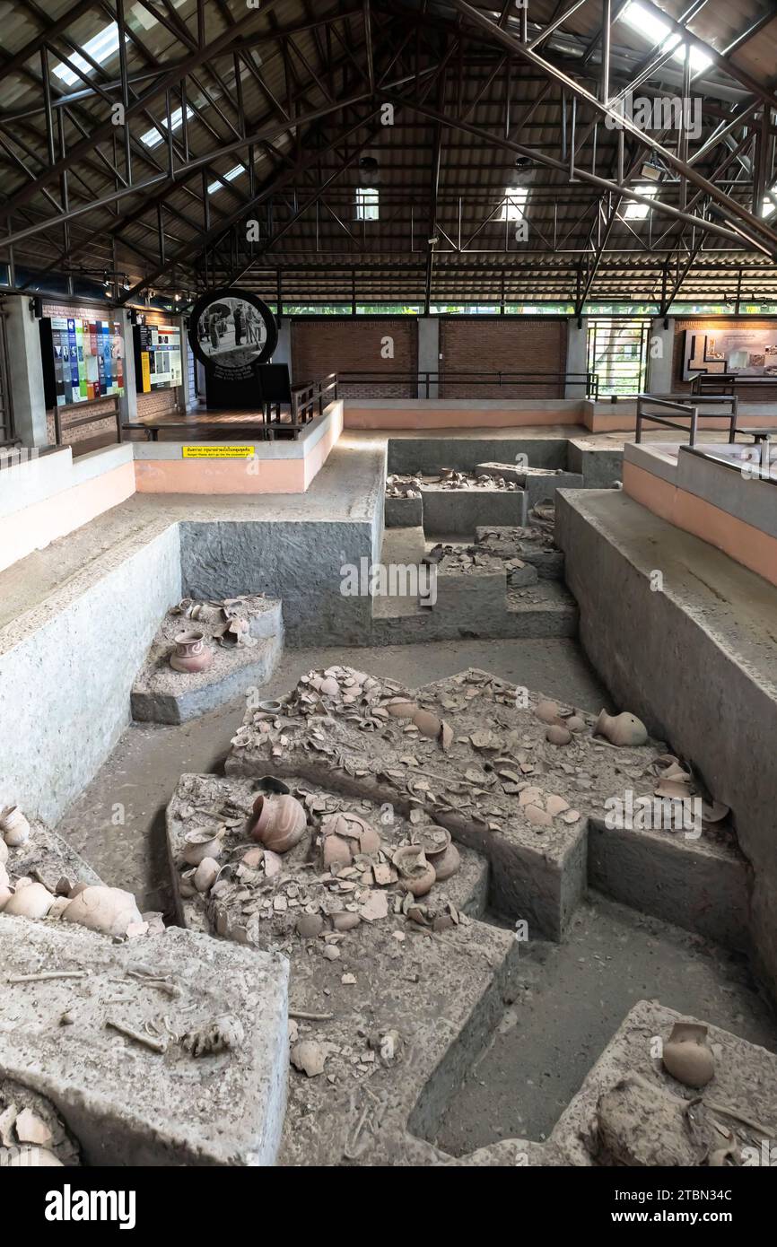 Ban Chiang Nationalmuseum, Ausgrabungsstätte, im Wat Pho Si Nai, Ban Chiang, Udon Thani, Isan, Thailand, Südostasien, Asien Stockfoto