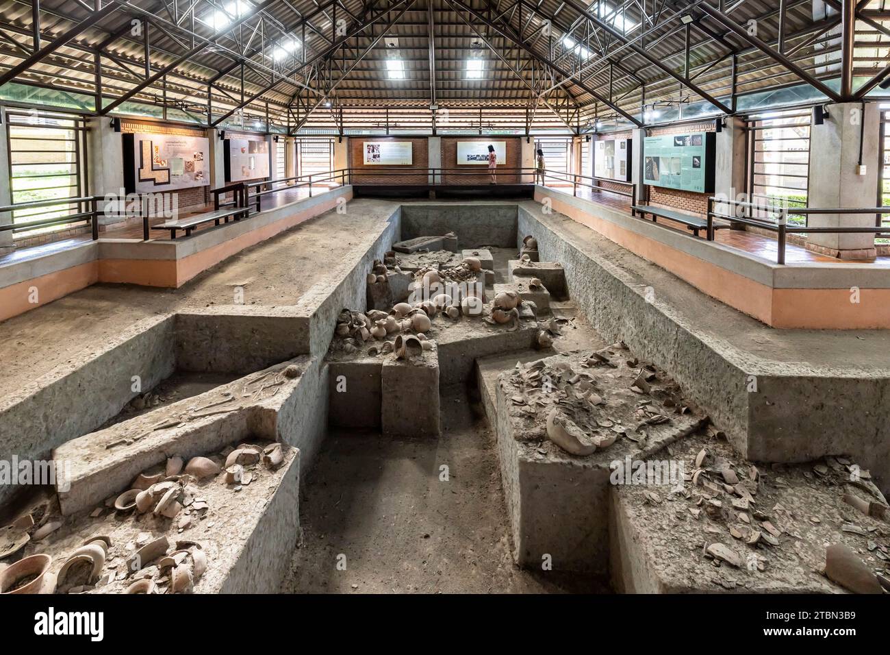 Ban Chiang Nationalmuseum, Ausgrabungsstätte, im Wat Pho Si Nai, Ban Chiang, Udon Thani, Isan, Thailand, Südostasien, Asien Stockfoto