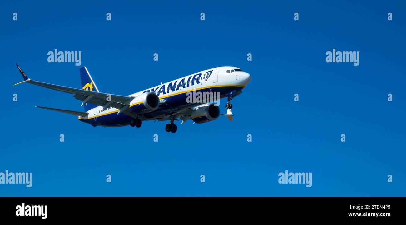 Flugzeug von der Ryan Air im Landeanflug. Blauer Himmel. Nahaufnahme. November 2023. Arrecife, Kanarische Insel, Spanien Stockfoto