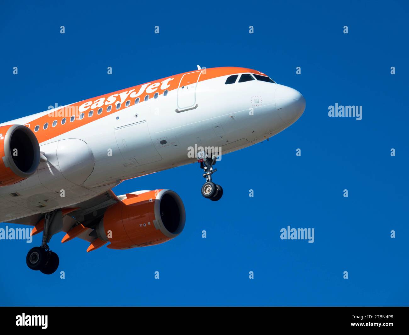 Flugzeug aus dem easyjet Air bei Anflug zur Landung. Blauer Himmel. Nahaufnahme. November 2023. Arrecife, Kanarische Insel, Spanien Stockfoto