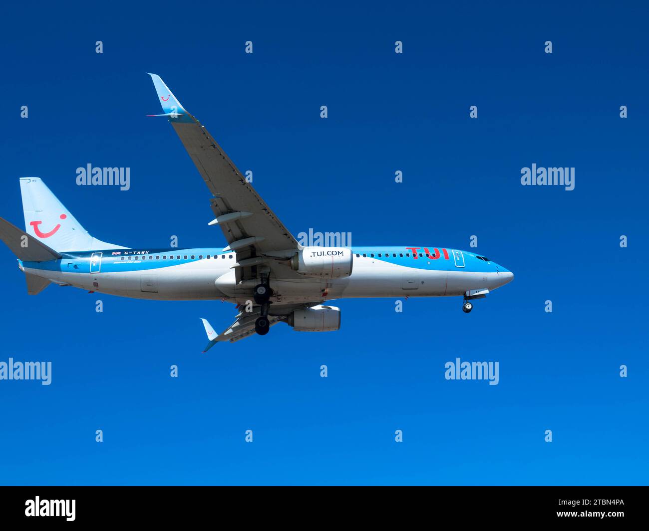 Flugzeug von der TUI Air bei Landeanflug. Blauer Himmel. Nahaufnahme. November 2023. Arrecife, Kanarische Insel, Spanien Stockfoto