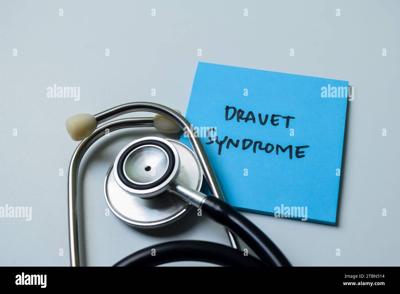 Konzept des Dravet-Syndroms Schreiben Sie auf Haftnotizen isoliert auf weißem Hintergrund. Stockfoto