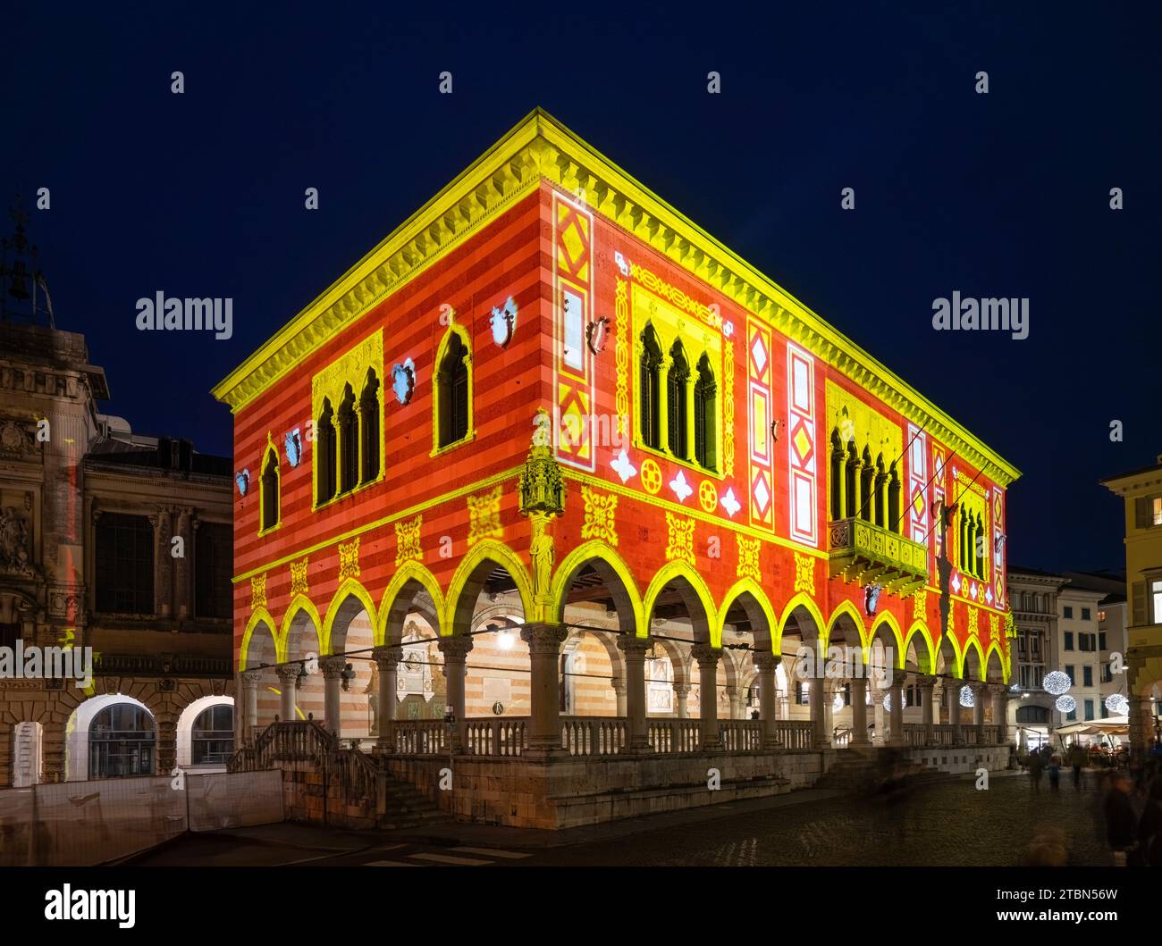 Udine, Italien, Dezember 2023. Die Weihnachtsbeleuchtung wurde auf die Gebäude des historischen Zentrums der Stadt projiziert Stockfoto