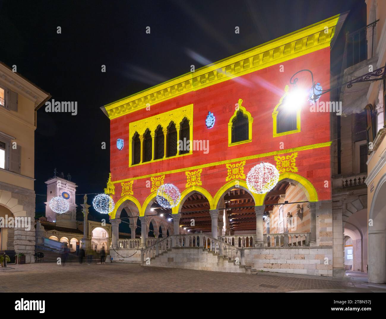 Udine, Italien, Dezember 2023. Die Weihnachtsbeleuchtung wurde auf die Gebäude des historischen Zentrums der Stadt projiziert Stockfoto