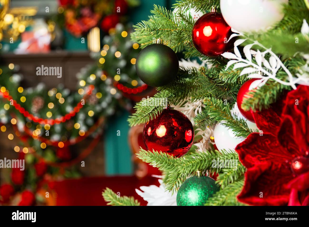 Frohe Weihnachten und frohe Neujahrsferien Hintergrund. Weihnachtsbaum und Weihnachtsdekoration mit Kugeln und Bokeh-Lichtern. Stockfoto