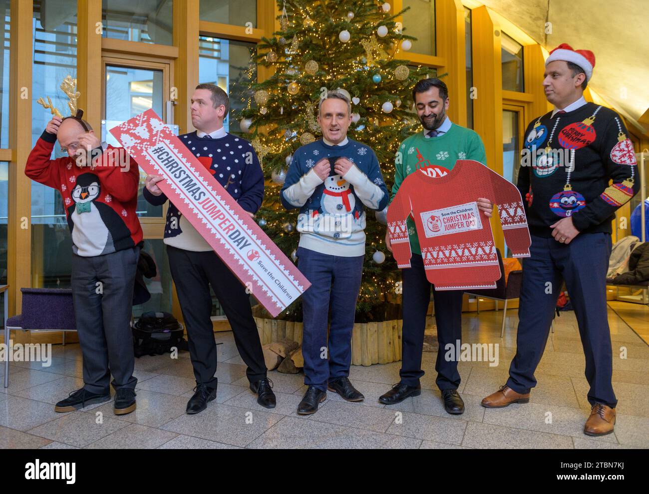 Save the Children Christmas Pullover Day. Die Parteivorsitzenden im schottischen Parlament trugen Weihnachtspullover zur Unterstützung von Save the Children. L-R Patrick Harvie Scottish Greens, Douglas Ross Scottish Conservatives, Alex Cole-Hamilton Lib Dems, Frist Minister Humza Yousaf SNP und Anas Sarwar Scottish Labour. Stockfoto