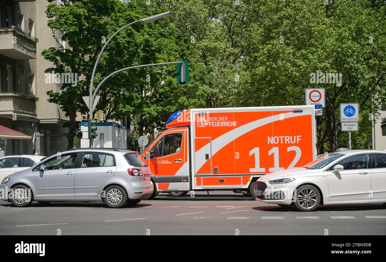 Rettungswagen der Feuerwehr steckt im Verkehr fest, Schöneberg, Tempelhof-Schöneberg, Berlin, Deutschland *** Ortsunterschrift *** , Berlin, Deutschland Stockfoto