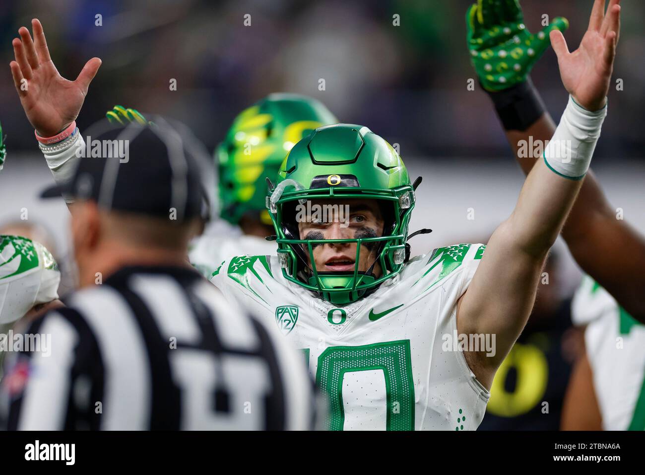 Der Oregon Ducks Quarterback Bo Nix (10) feiert während des Pac-12 Championship-Spiels gegen die Washington Huskies am Freitag, den 1. Dezember 2023 in Alleg Stockfoto