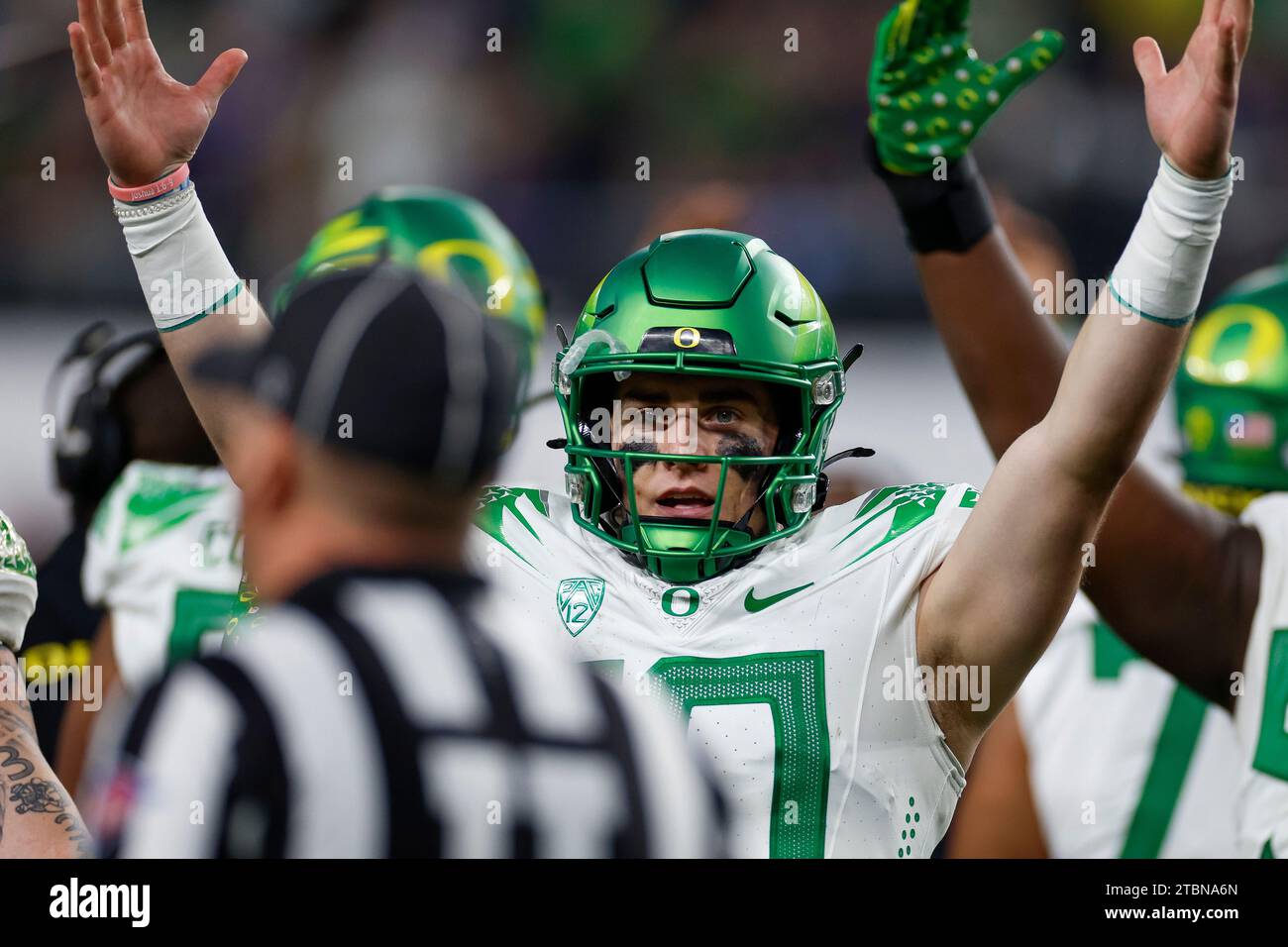 Der Oregon Ducks Quarterback Bo Nix (10) feiert während des Pac-12 Championship-Spiels gegen die Washington Huskies am Freitag, den 1. Dezember 2023 in Alleg Stockfoto