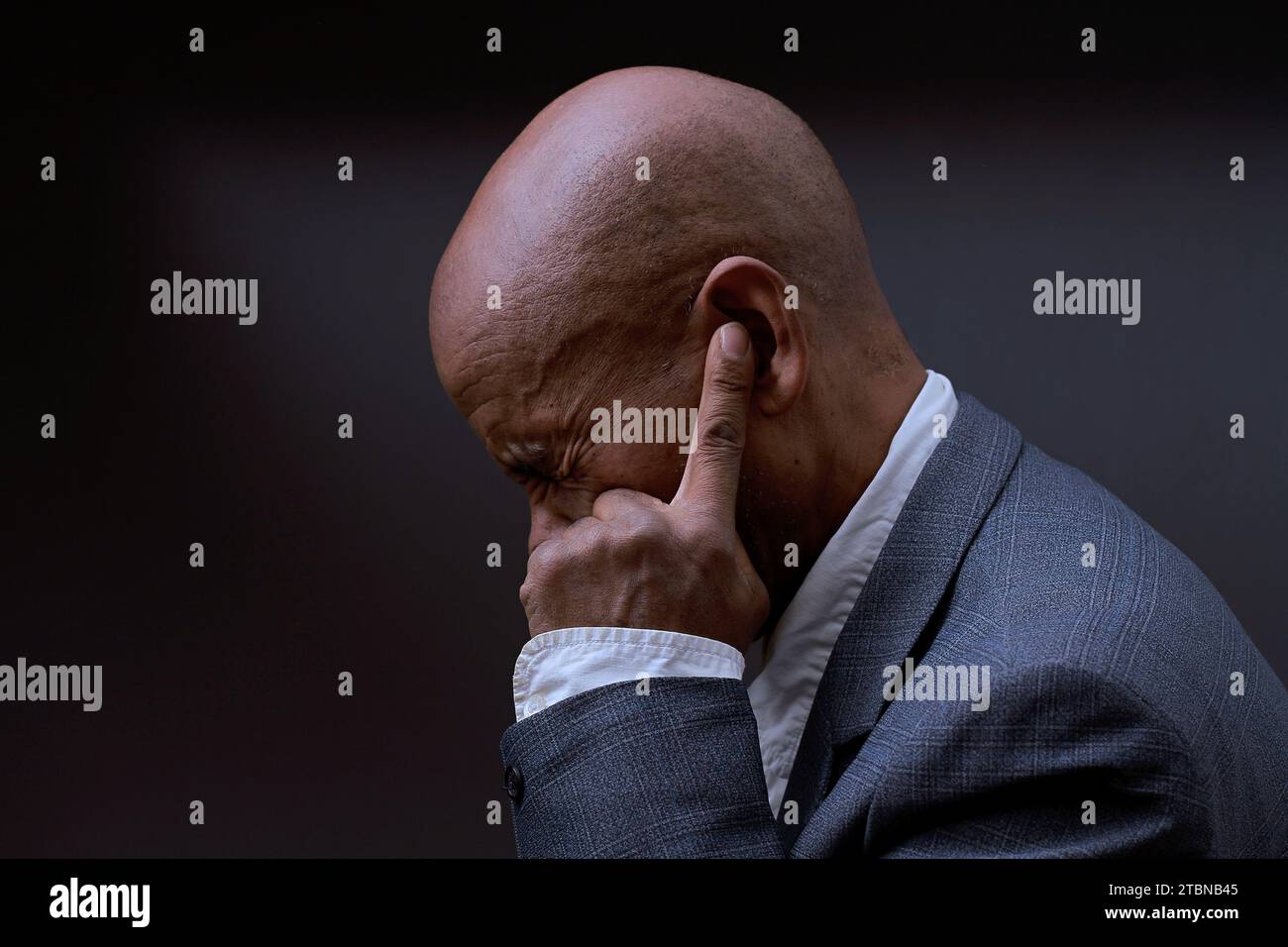 Taubheit leidet unter Hörverlust auf grauem schwarzem Hintergrund mit einem Stockfoto Stockfoto