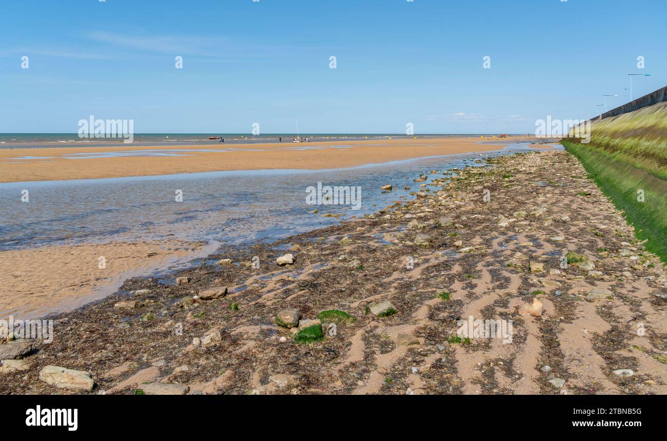 Landschaft am Gold Beach in der Nähe von Arromanches-les-Bains, einer der fünf Gebiete der alliierten Invasion des von Deutschland besetzten Frankreich in der Normandie Stockfoto