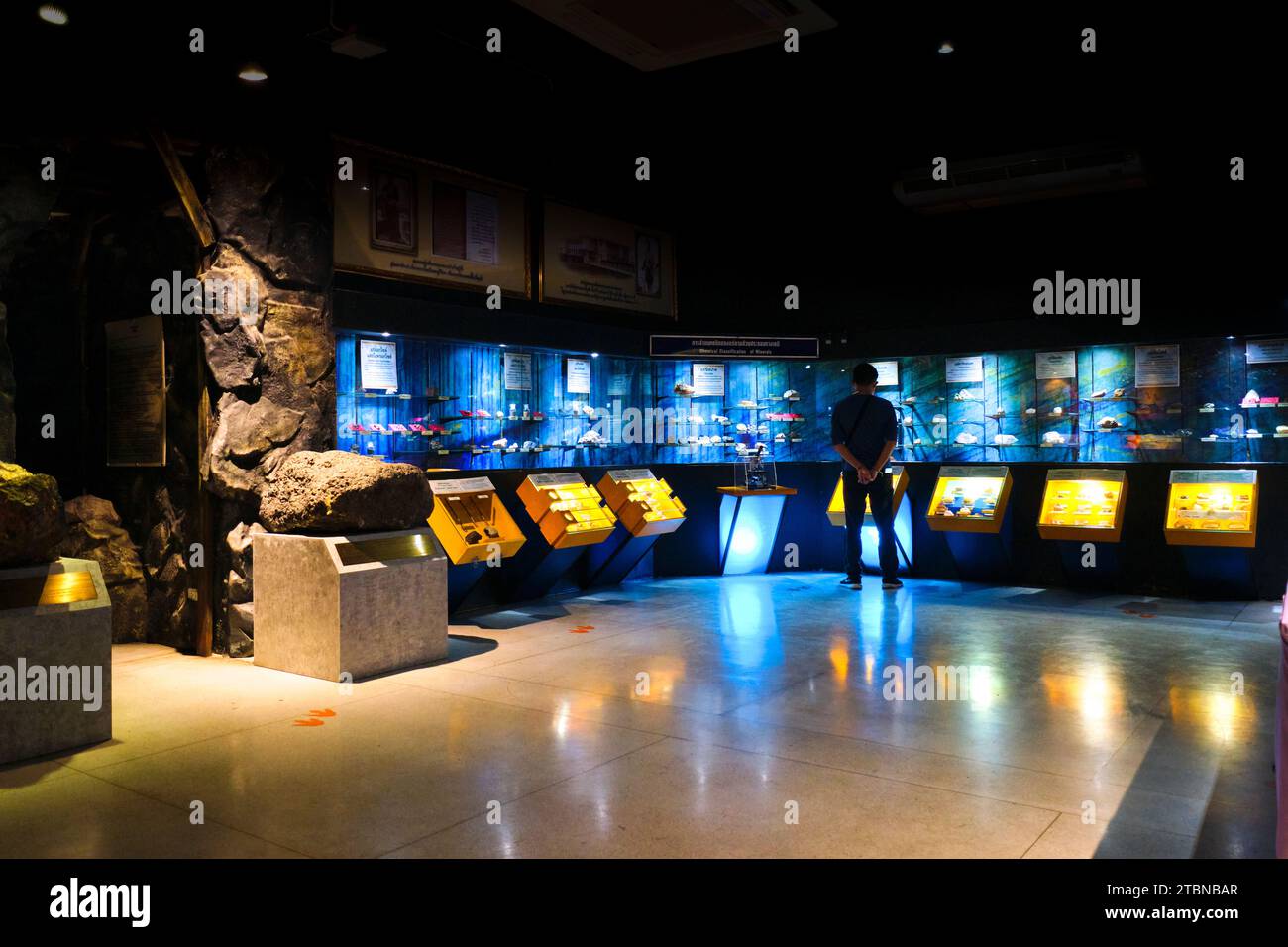 Eine Galerie voller verschiedener Rock Specemins. Im Rock and Mineral Museum in Bangkok, Thailand. Stockfoto