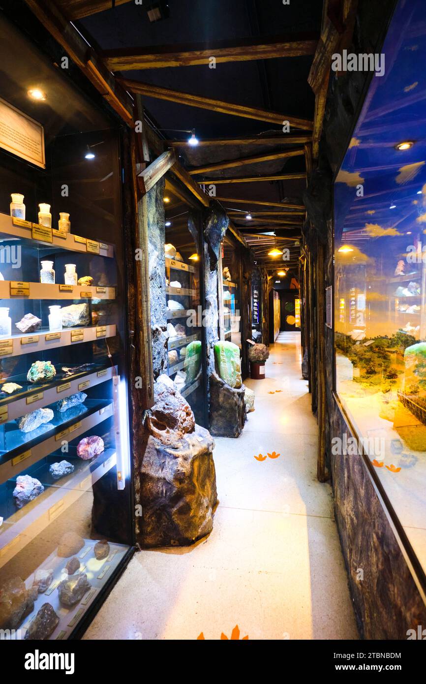 Blick auf einen Korridor mit verschiedenen Felsenexemplaren und Bergbau-Diorama-Szenen. Im Rock and Mineral Museum in Bangkok, Thailand. Stockfoto