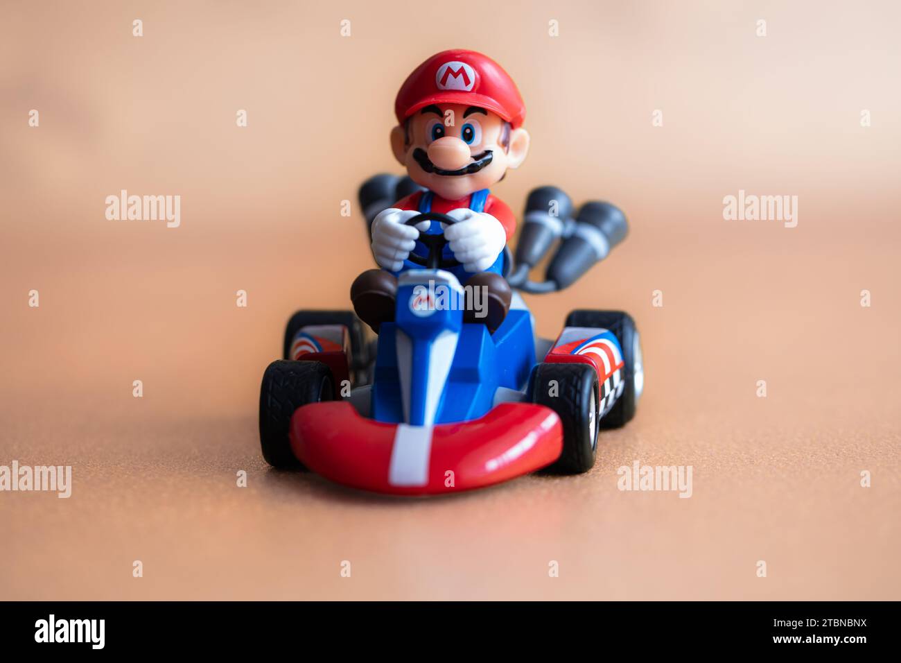 Lemberg, Ukraine - 7. Dezember 2023: Super Mario in einem Kart - Rennspielzeug Stockfoto